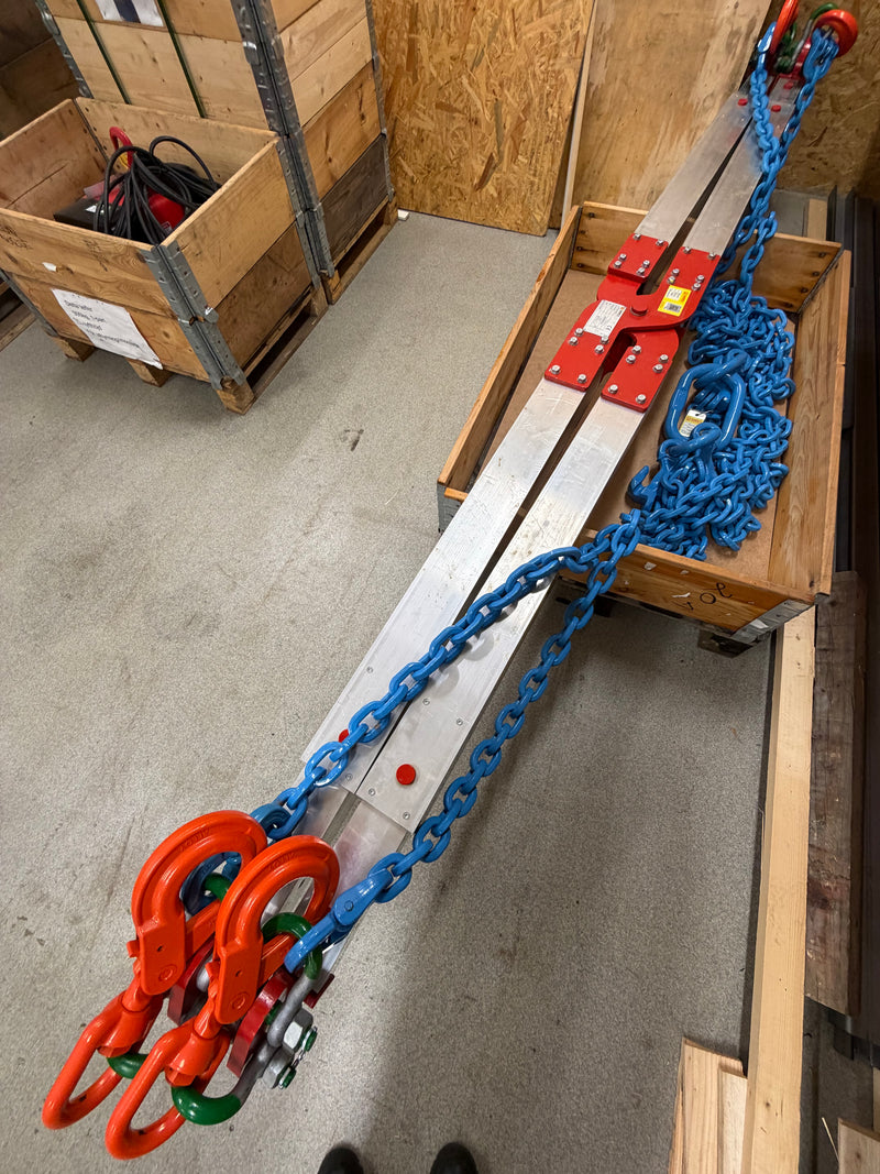 Ladda bild i galleriet, Uthyrning Lasto Kryssok Aluminium WLL 15T komplett med 4-Part Kätting med förk. krok Pris / dygn.
